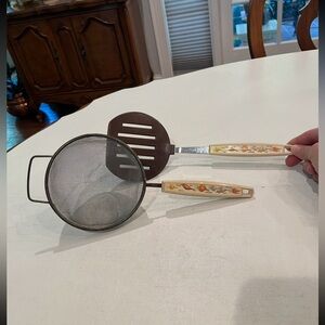 Vintage mesh strainer and spatula with onions and garlic handle set. Super cute!